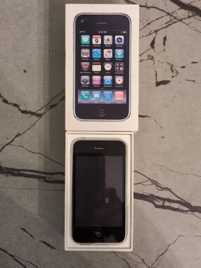 A Great Find For Apple Lovers. This iPhone 3Gs 16gb White Smartphone with Box.